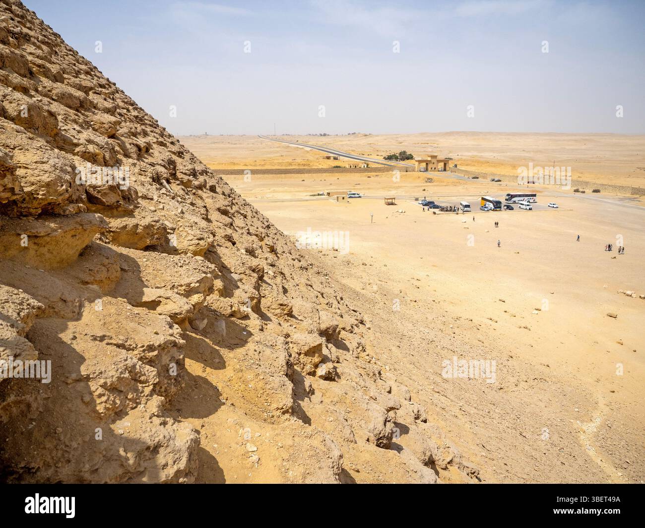Vue depuis l'entrée surélevée de la Pyramide Rouge à Dahshur Banque D'Images