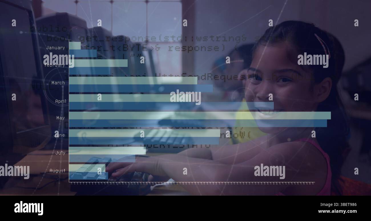 Image du traitement des données statistiques sur une fille hispanique utilisant l'ordinateur à l'école Banque D'Images