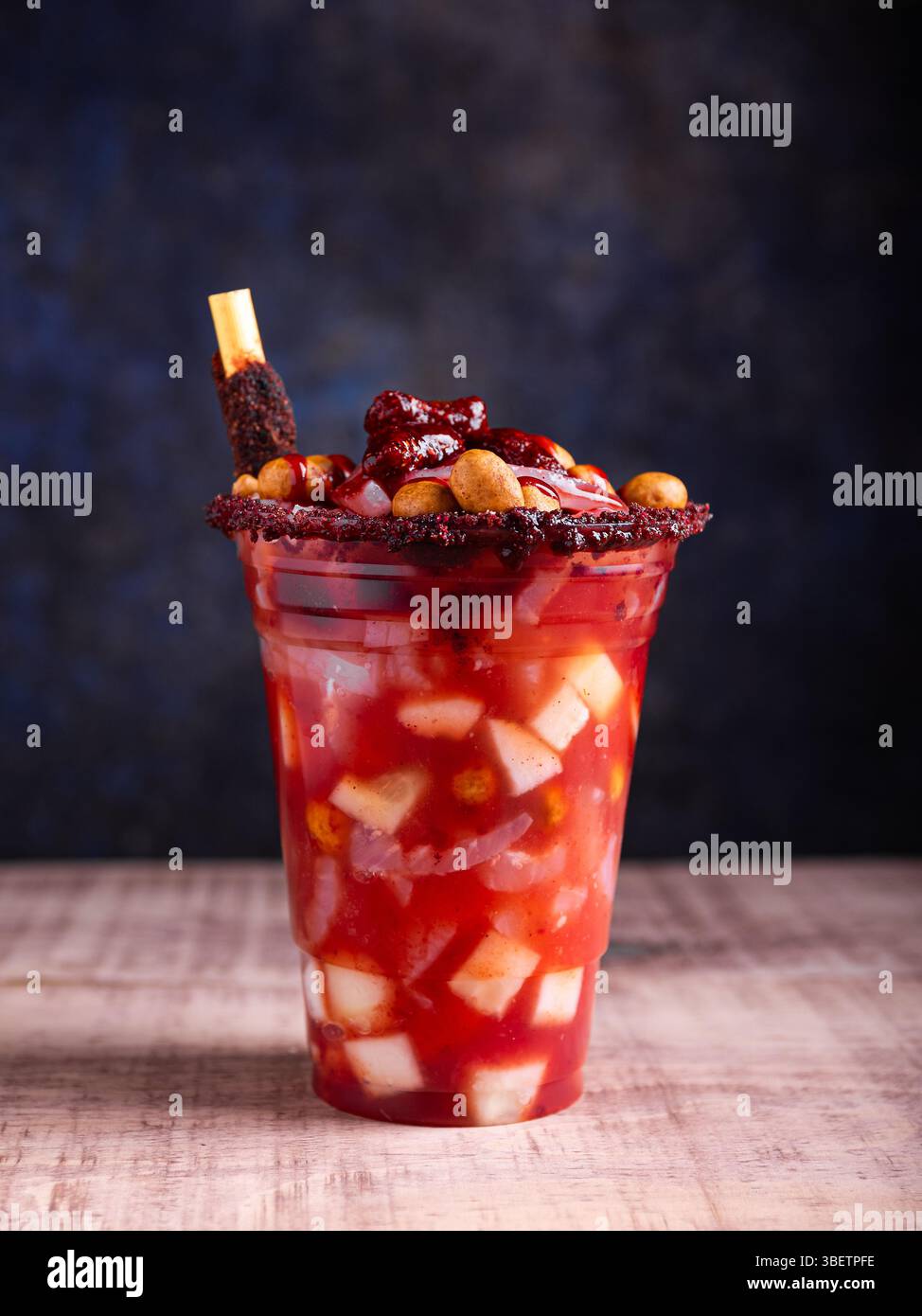 Petit verre fou, un mélange d'ingrédients sucrés, salés et épicés. Snack typique du Mexique. Banque D'Images