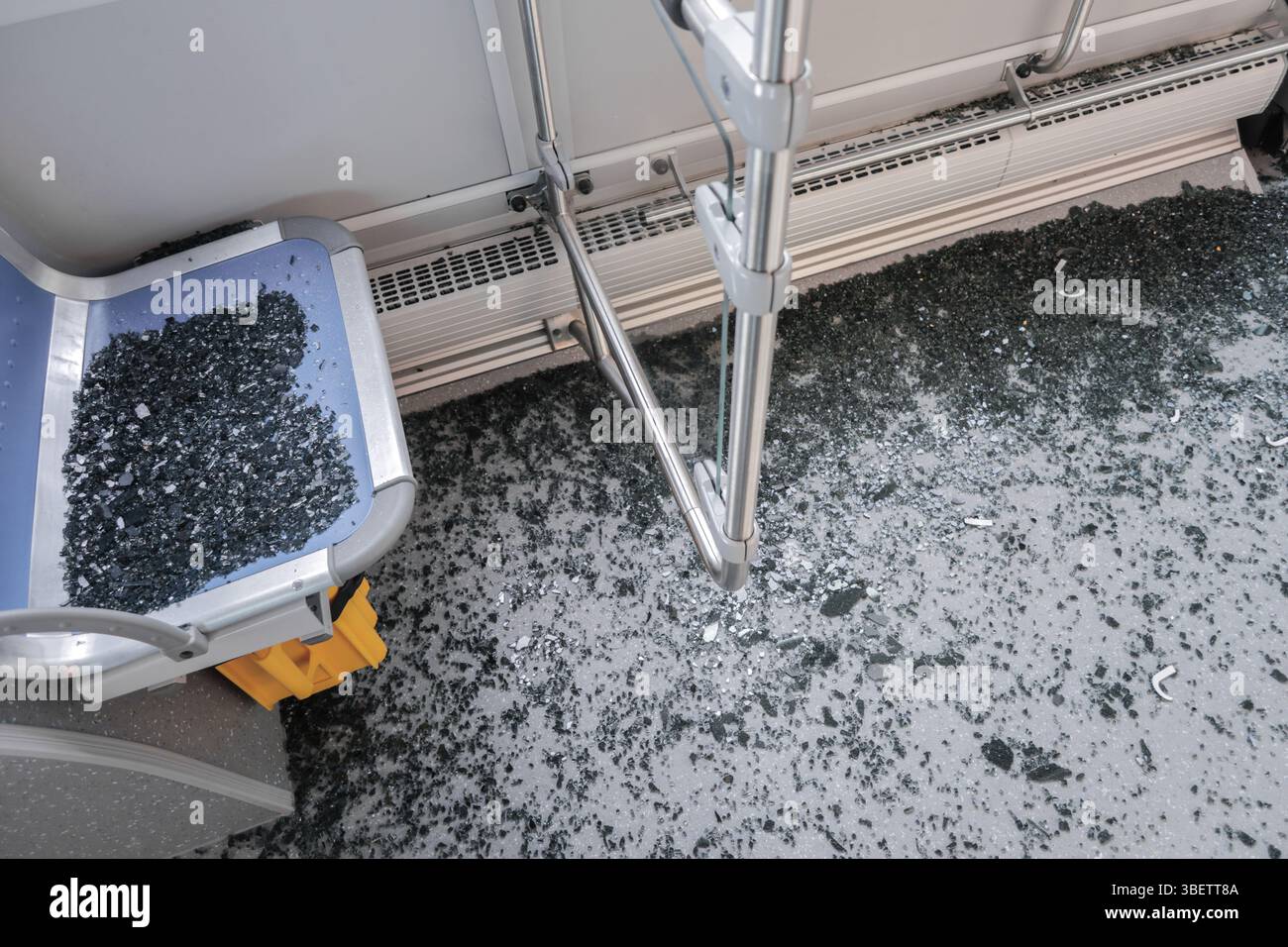 Incassable Verre frontal endommagé par accident dans un bus des transports publics Banque D'Images