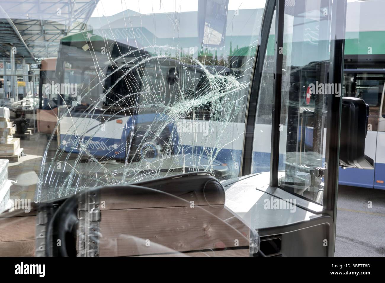 Incassable Verre frontal endommagé par accident dans un bus des transports publics Banque D'Images