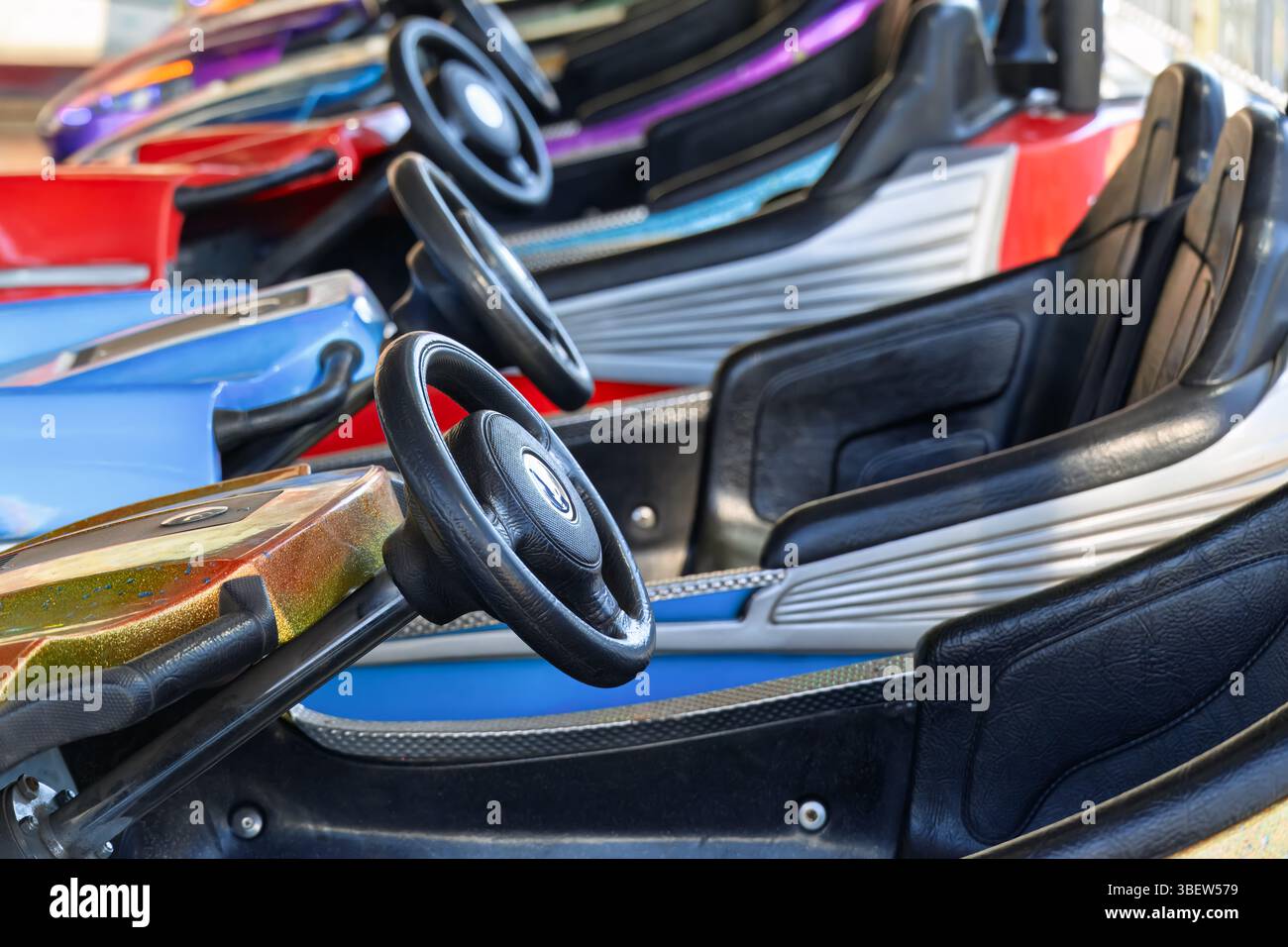 voiture dodgem pare-chocs à la foire du carnaval, gros plan sur les attractions aux couleurs vives Banque D'Images