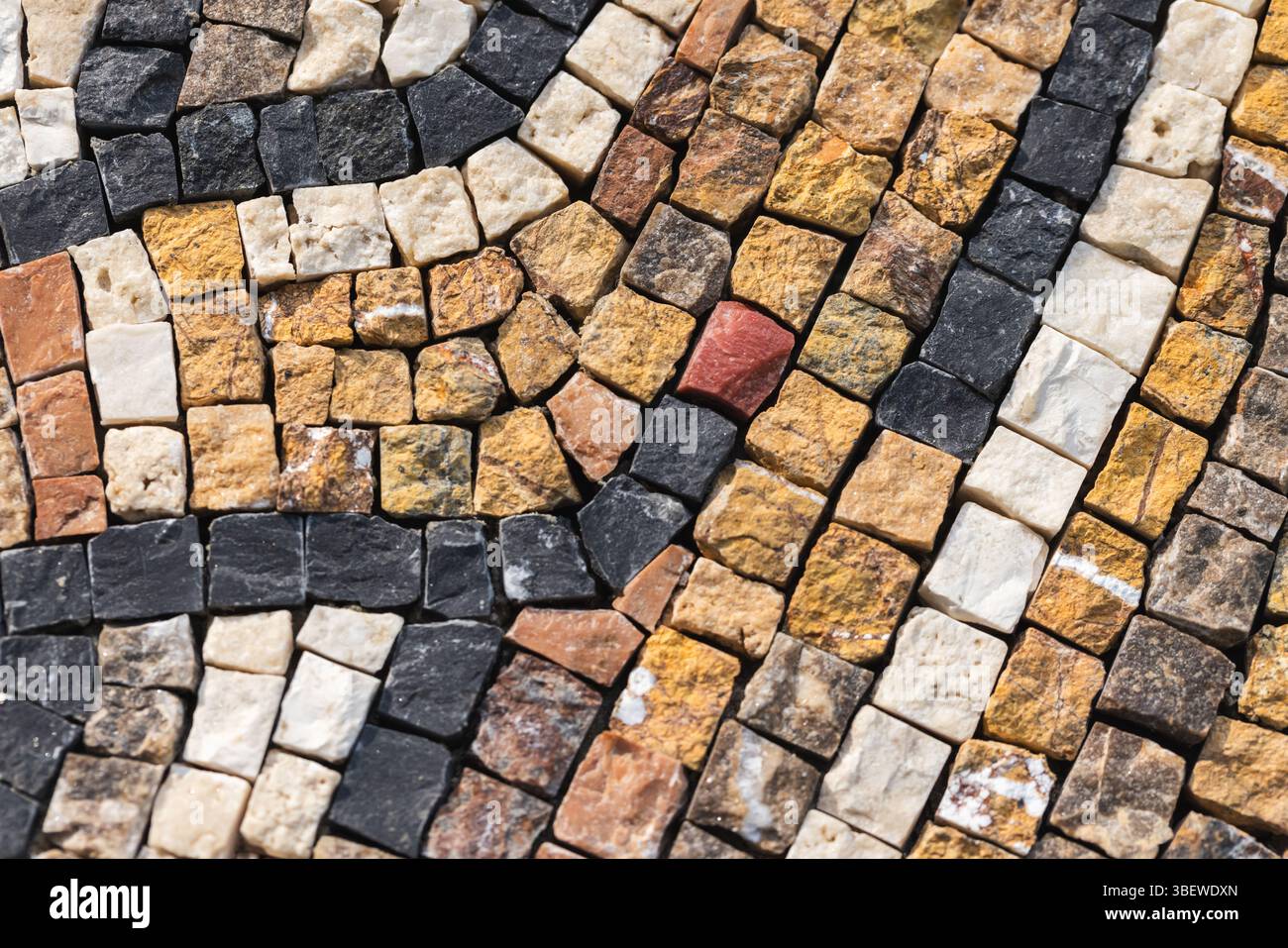 Image vivante mettant en valeur une vue rapprochée de pierres de mosaïque agencées de façon complexe dans différentes couleurs et textures, mettant en évidence l'artisanat artistique et un Banque D'Images