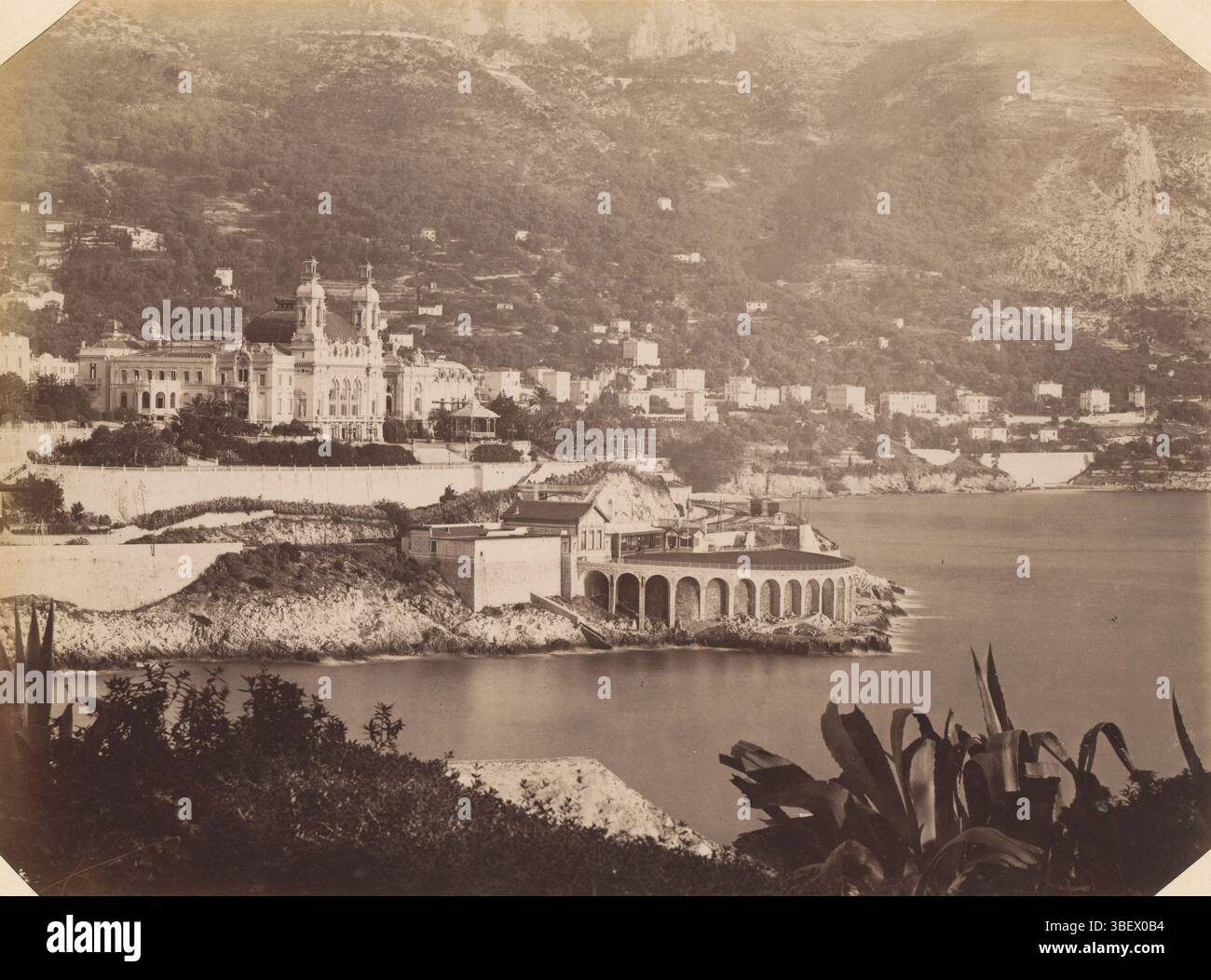 GJ, Monte-Carlo le tir aux pigeons, vue de Monte Carlo avec Monte Carlo Casino, recto - manuscrit, cette photo fait partie d'un album., photographie, photo, feuille d'album, photos, monte Carlo - Panorama, hauteur 209 mm, largeur 274 mm, photographe, 1885 - 1892-02, papier photographique, papier photo, impression d'album, impression d'albumine Banque D'Images