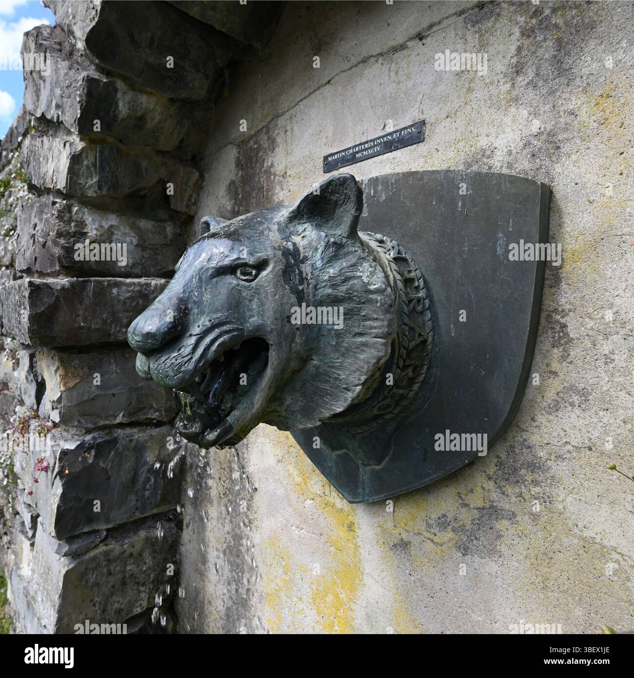Tête de lion dans le jardin en terrasse italien Plas Newydd House et le jardin Anglesey Wales UK May Banque D'Images