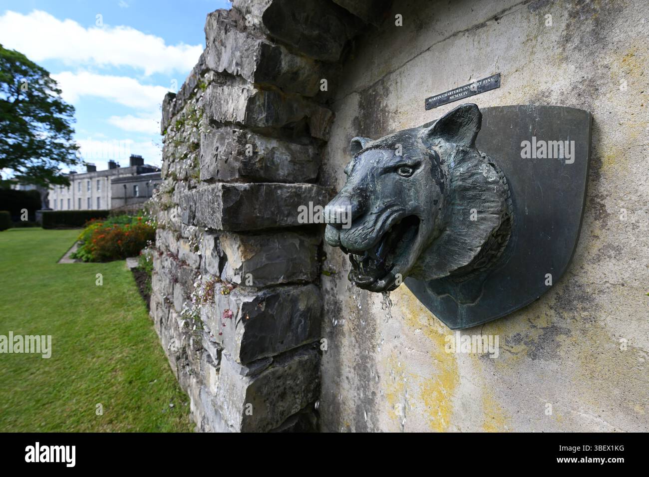 Tête de lion dans le jardin en terrasse italien Plas Newydd House et le jardin Anglesey Wales UK May Banque D'Images