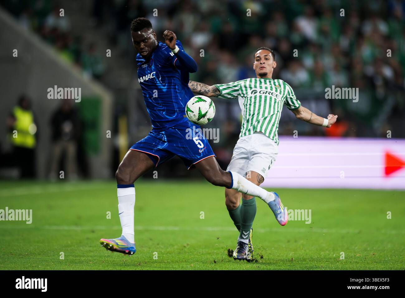 Benoit Badiashile du Chelsea FC concourt pour le ballon avec Antony du Real Betis Balompie lors du match final de l'UEFA Conference League entre le Real Betis Balompie et le Chelsea FC. Banque D'Images