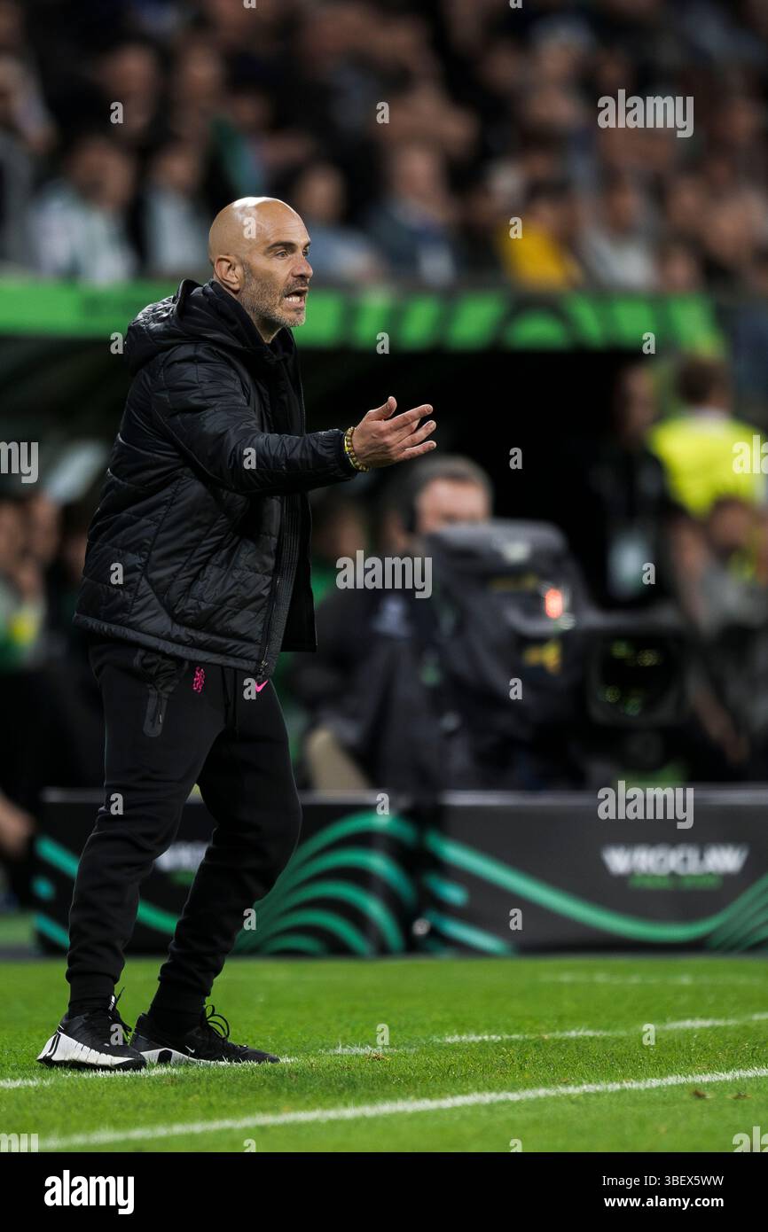 Manuel Pellegrini, entraîneur-chef du Real Betis Balompie, fait des gestes lors du match final de l'UEFA Conference League entre le Real Betis Balompie et le Chelsea FC. Banque D'Images