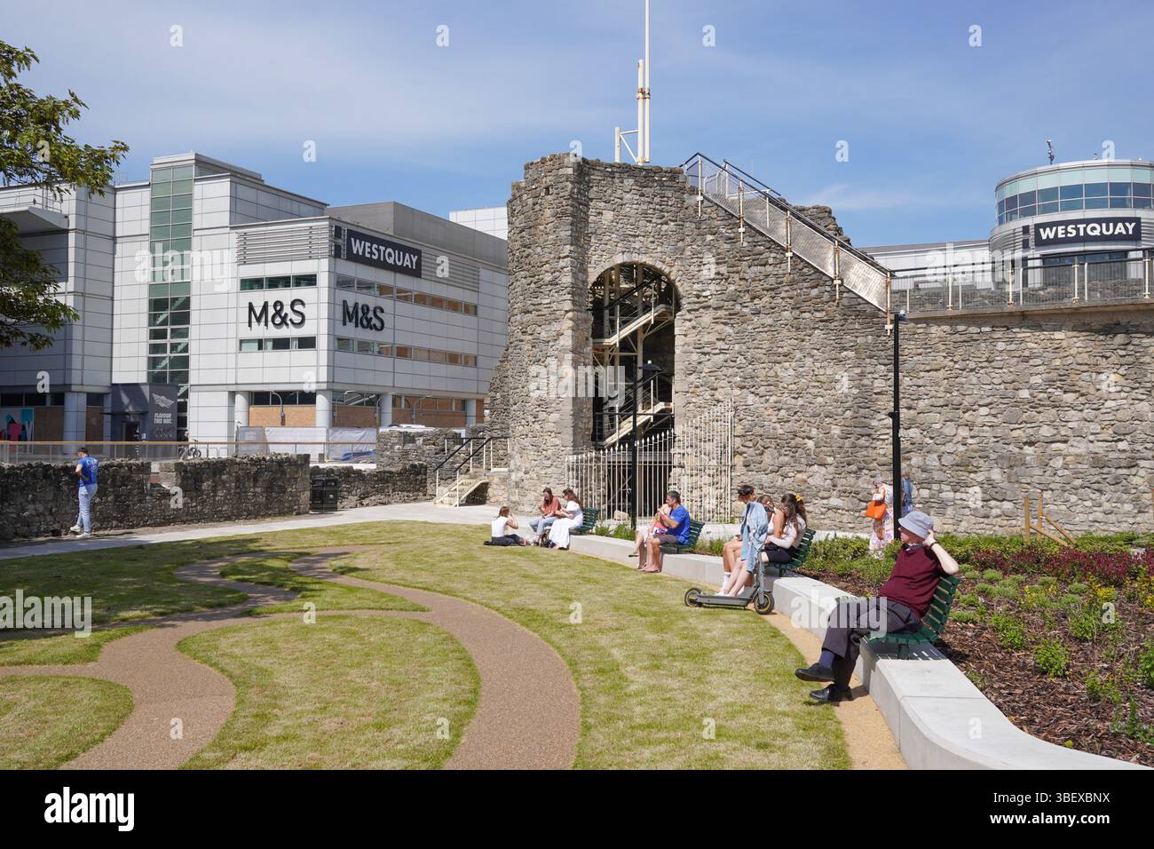 Vue sur les jardins d'Arundel à Southampton Royaume-Uni le 1er mai 2025 avec le centre commercial WestQuay et les remparts historiques de la ville Banque D'Images
