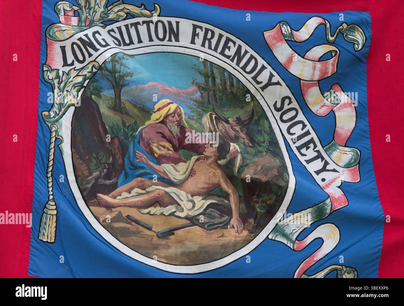 Bannière du club de la société amicale de long Sutton. Verso de la bannière du club . Une scène biblique. La devise du club est United We Stand Divided We Fall. Long Sutton, Somerset, Angleterre 2019 Royaume-Uni 2010s HOMER SYKES Banque D'Images