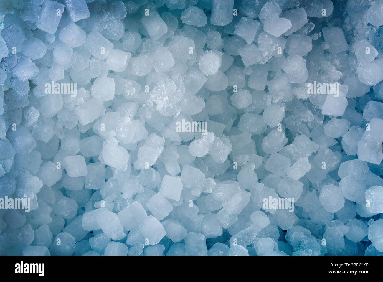 Détail du fond bleu et de la texture avec un tas de petits glaçons. Vue de dessus Banque D'Images