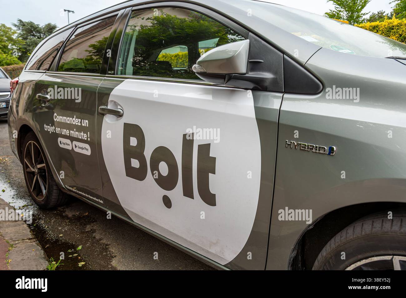 Panneau 'Bolt' sur le côté d'une voiture dans une rue de Clamart, France. Bolt est une multinationale estonienne spécialisée dans la mobilité partagée basée sur des applications Banque D'Images