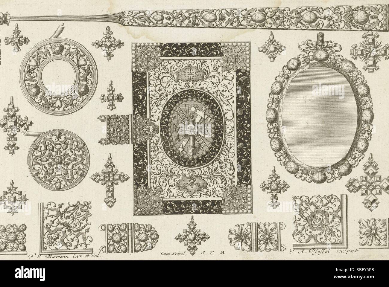 Augsbourg, Loup, Jérémie, Vienne, Morisson, Friedrich Jacob, Pfeffel, Johann Andreas (der Ältere), Augsburg, Engelbrecht, Christian, Unterschiedliche neüe Inventionen von Geschmuckh, Zierathen und Galantien, vingt-deux dessins pour bijoux, couvertures de livres et fans, au milieu est représenté une couverture de poussière, décorée d'un trophée des instruments de la passion. En haut se trouve la poignée d'un ventilateur. Feuille 3 en série de 8 feuilles avec des motifs pour bijoux avec perles et pierres précieuses. Deuxième édition., impression, impressions ornementales, impressions, hauteur 154 mm, largeur 250 mm, 1672 - 1735, graveur, 1699 - 1724, fou Banque D'Images