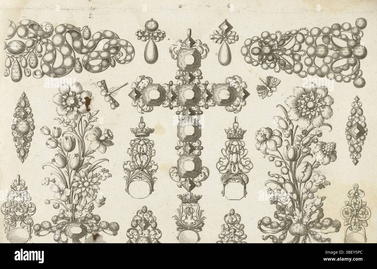 Augsbourg, Loup, Jérémie, Vienne, Morisson, Friedrich Jacob, Pfeffel, Johann Andreas (der Ältere), Augsburg, Engelbrecht, Christian, Unterschiedliche neüe Inventionen von Geschmuckh, Zierathen und Galantien, dix-sept dessins pour bijoux, au milieu un pendentif crucifix, flanqué d'aigrettes avec des fleurs. Plus loin représenté : quatre broches, quatre breloques, deux boucles d'oreilles et deux insectes. Feuille 8 en série de 8 feuilles avec des motifs pour bijoux avec perles et pierres précieuses. Deuxième édition., impression, impressions ornementales, impressions, hauteur 159 mm, largeur 252 mm, 1672 - 1735, graveur, 1699 - 1724, fourt Banque D'Images