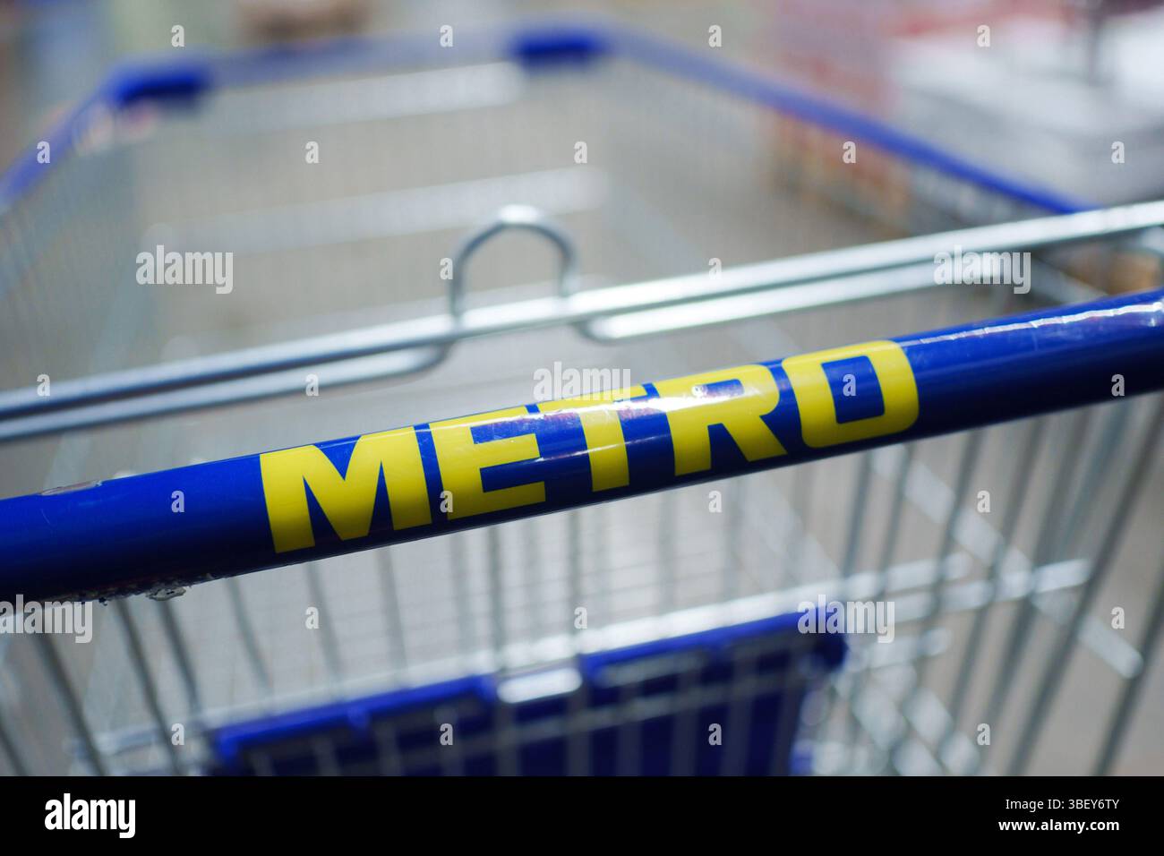 Tyumen, Russie-22 mai 2025 : Metro Cash and Carry logo signe et marque Banque D'Images