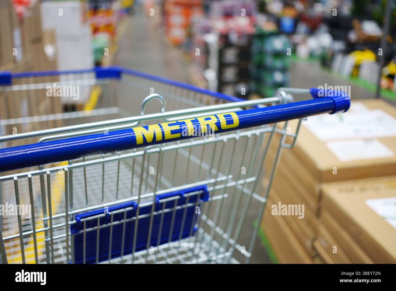 Tyumen, Russie-22 mai 2025 : Metro Cash and Carry logo signe et marque Banque D'Images