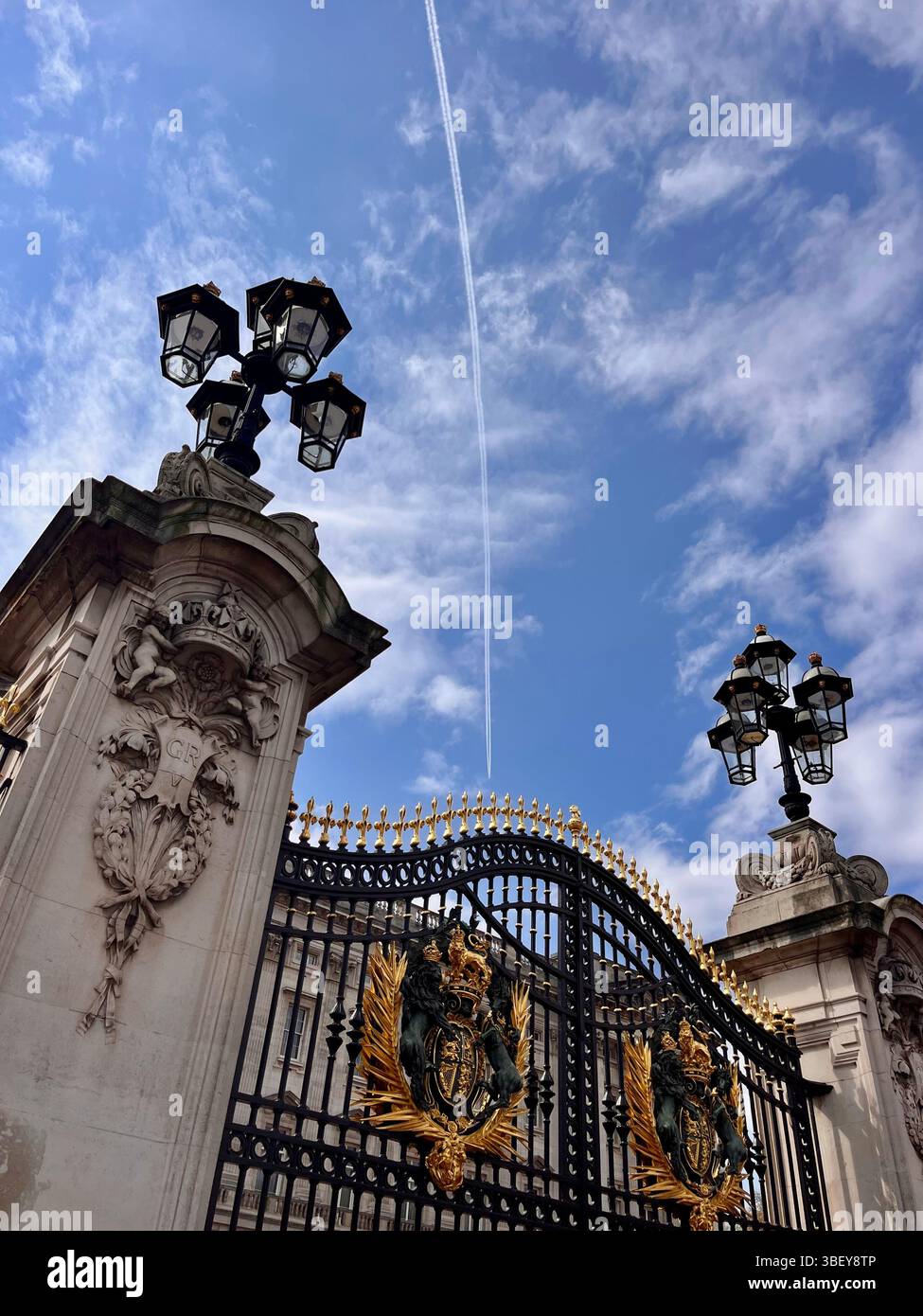 Les belles portes du palais de Buckingham à Kensington, Londres, Angleterre, Royaume-Uni, Europe par une journée ensoleillée au printemps. - Image de stock capturée avec un smartphone