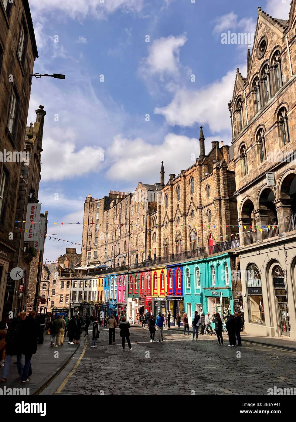 Les rues esthétiques de la vieille ville d'Edenborough, en Écosse, en Europe par une journée ensoleillée au printemps. - Image de stock capturée avec un smartphone