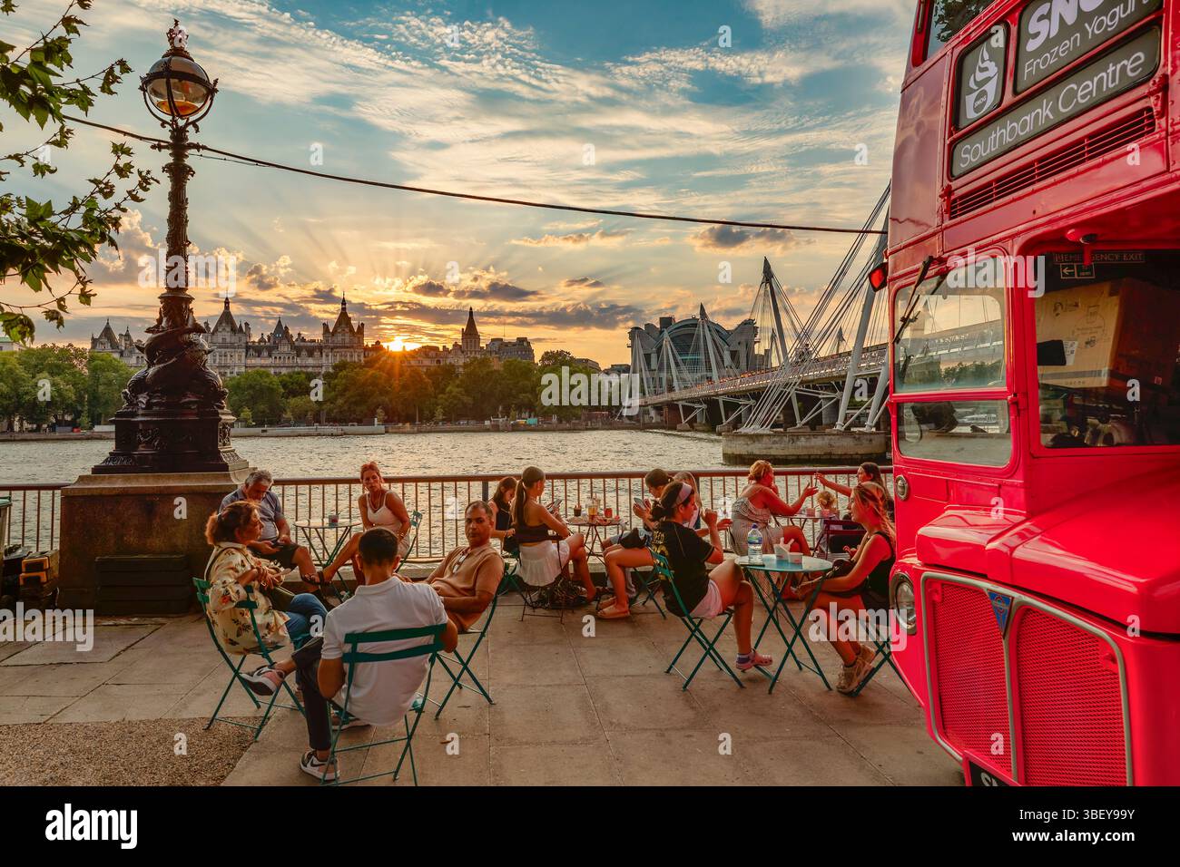 Café à River Thames, Southbank, Londres, Angleterre Banque D'Images