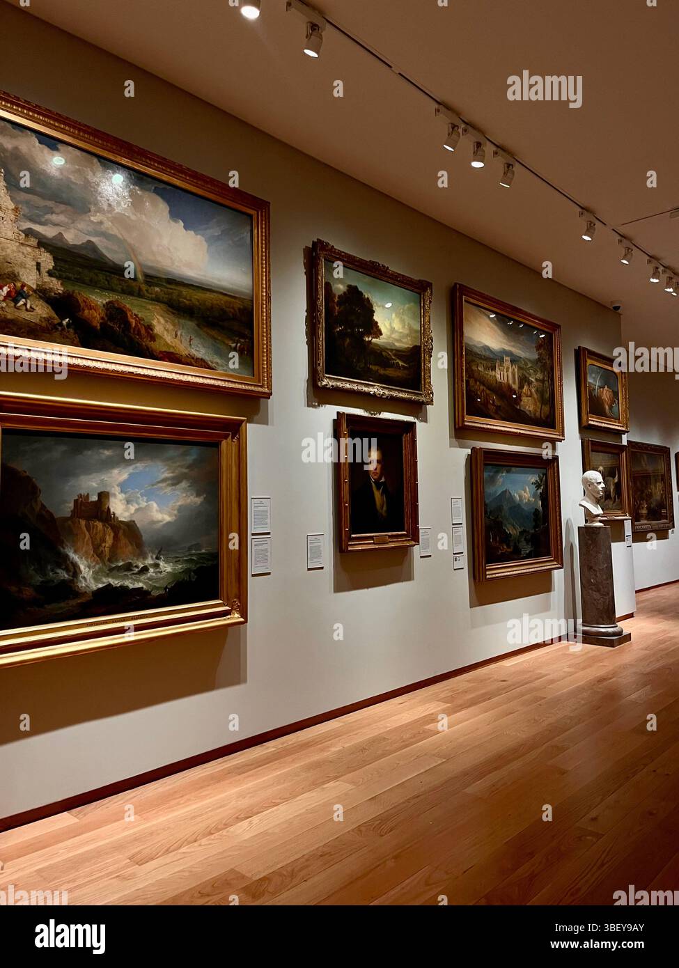 Une galerie d'art à Edenborough, en Écosse, en Europe présentant une gamme d'œuvres d'art historiques. - Image de stock capturée avec un smartphone