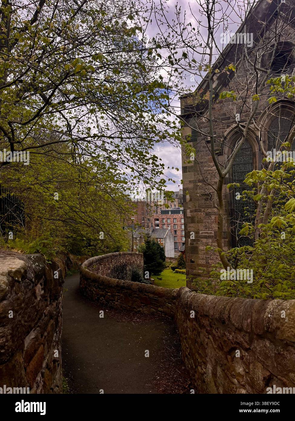 Les rues emblématiques et esthétiques d'Edenborough en Écosse, en Europe par une journée ensoleillée au printemps. - Image de stock capturée avec un smartphone