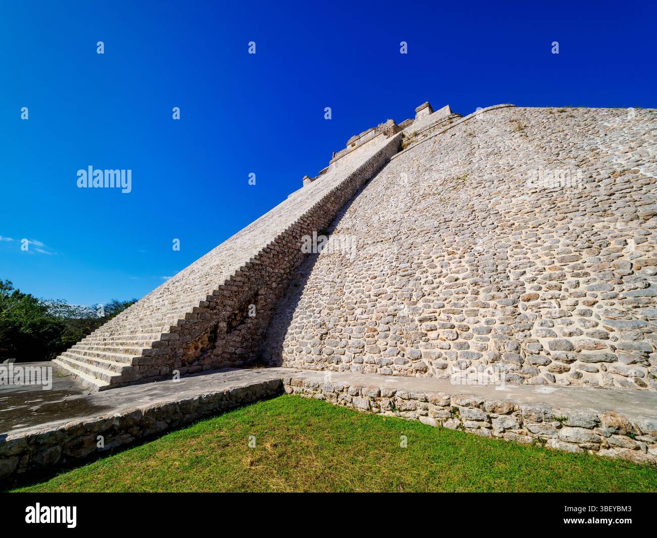 Pyramide du Fortune-Teller ou Pyramide du Magicien, Uxmal, État du Yucatan, Mexique Banque D'Images