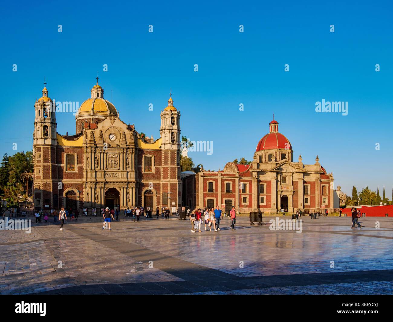 Vieille basilique de Guadalupe et Temple et couvent de Las Capuchinas au coucher du soleil, Plaza de las Americas, Villa de Guadalupe, Mexico, Mexique Banque D'Images