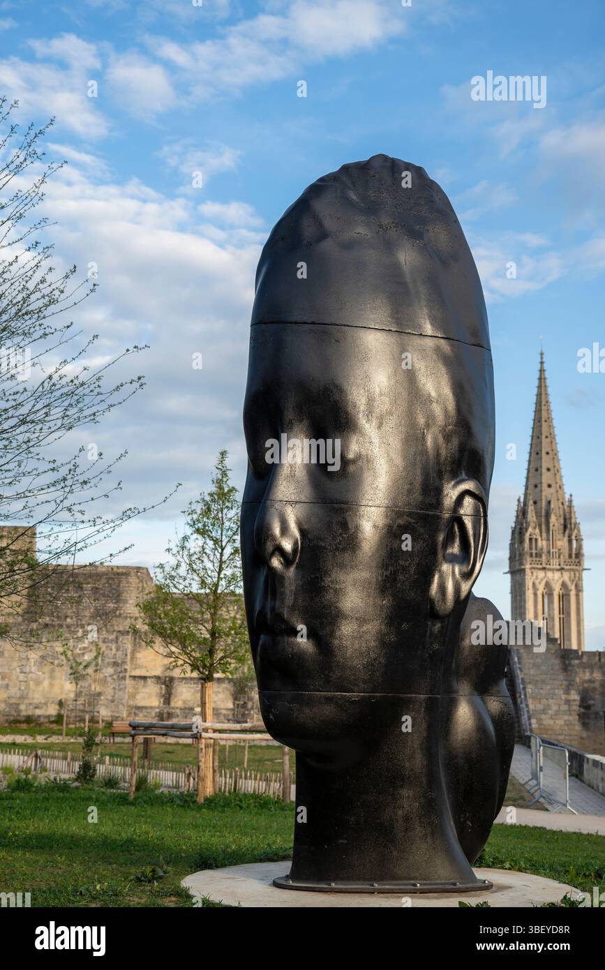 Jaume Plensa sculpture publique 'Lou', 2015, Château de Caen, le château construit vers 1060 par Guillaume le Conquérant, Caen, capitale du département du Calvados, N. Banque D'Images