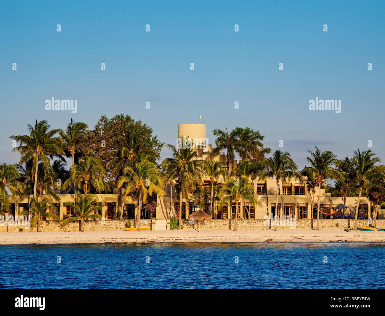 Côte ouest au coucher du soleil, île de Cozumel, État de Quintana Roo, Mexique Banque D'Images