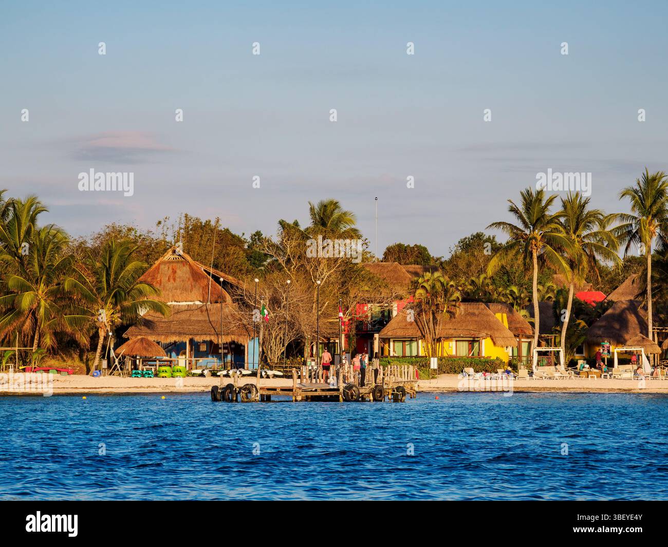 Côte ouest au coucher du soleil, île de Cozumel, État de Quintana Roo, Mexique Banque D'Images