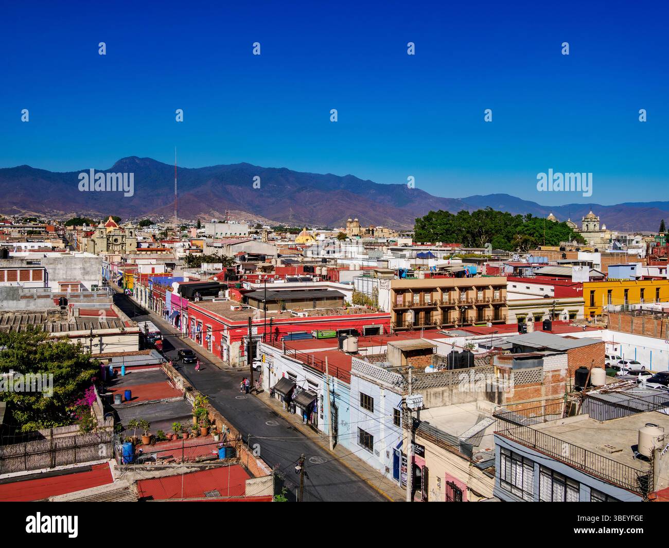 Vue vers l'église San Felipe Neri, Oaxaca de Juarez, État d'Oaxaca, Mexique Banque D'Images