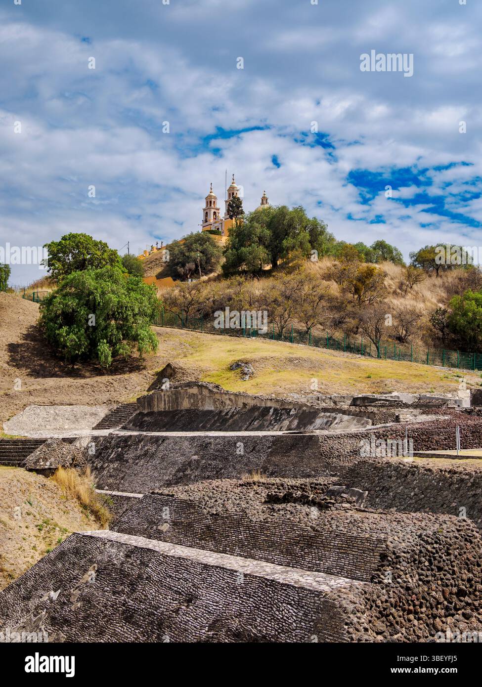 Site archéologique de la Grande Pyramide et église Nuestra Senora de los Remedios, Cholula, État de Puebla, Mexique Banque D'Images