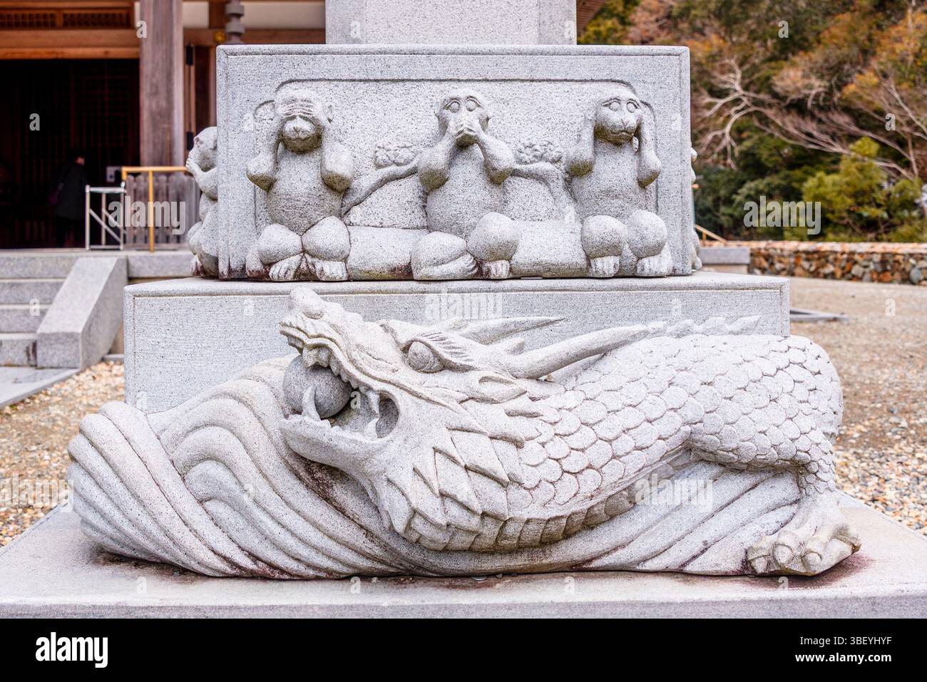 Statue en pierre des trois singes sages sur un dragon au parc national de Minoh près d'Osaka, Kansai Japon Banque D'Images
