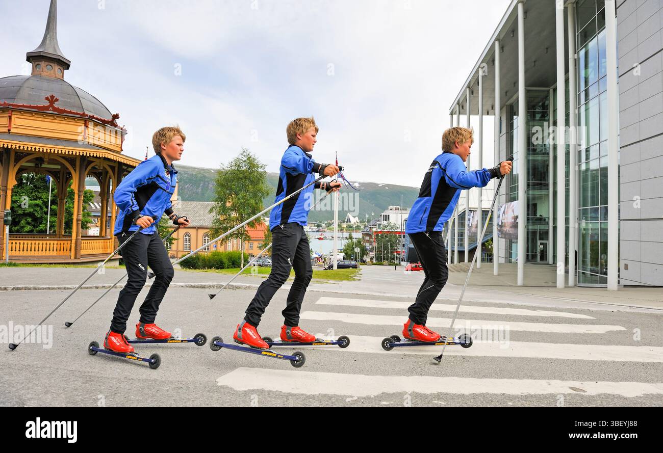 Août, jeune sportif pratiquant le ski à roulettes (photomontage).Tromso.Comté de Troms, Norvège, Europe du Nord Banque D'Images