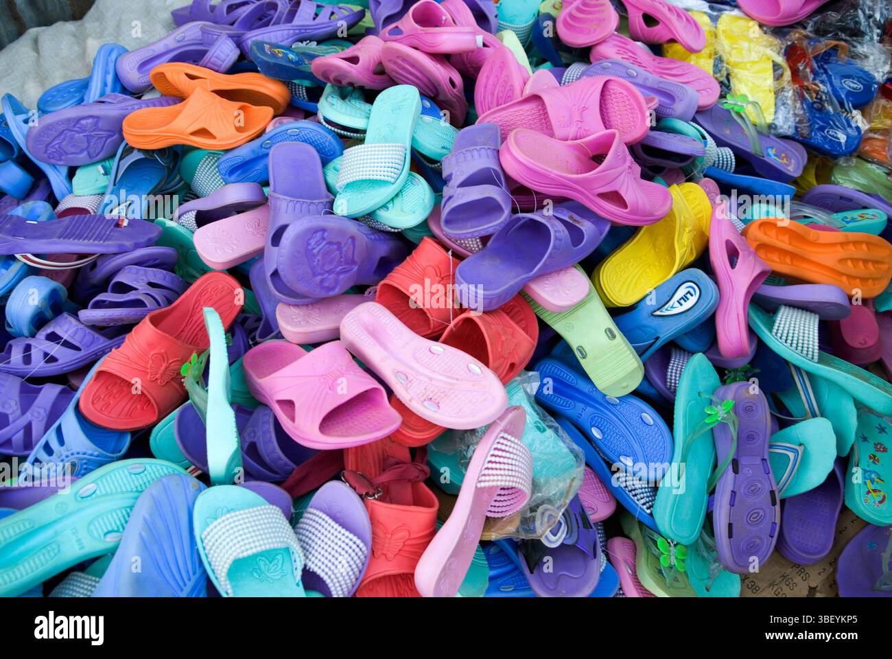 Plein de sandales, grand marché sur le port, Hell-ville (Andoany), île de Nosy Be, République de Madagascar, Océan Indien Banque D'Images