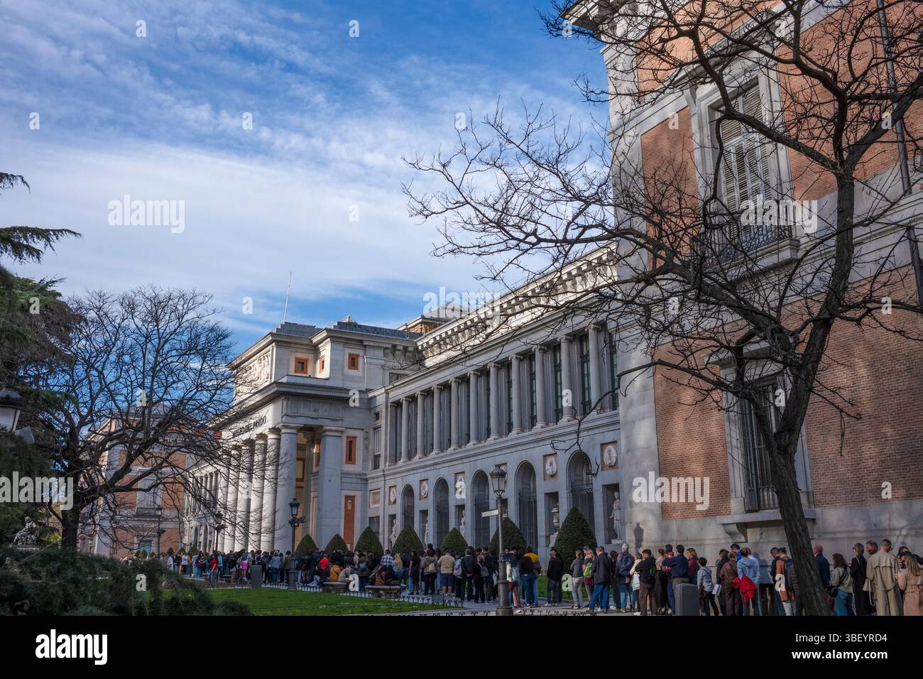 Longue file d'attente devant la galerie d'art Museo del Prado, Madrid, Espagne Banque D'Images