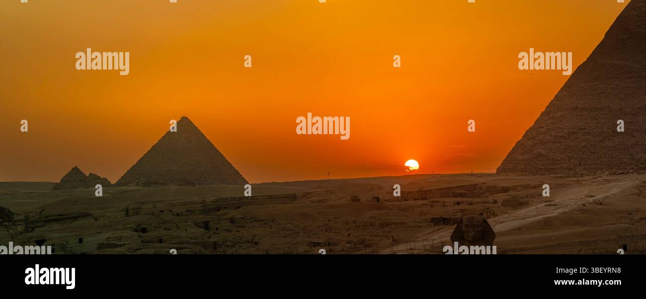 Vue des pyramides de Gizeh depuis la terrasse sur le toit au coucher du soleil, le Caire, Egypte, Afrique Banque D'Images