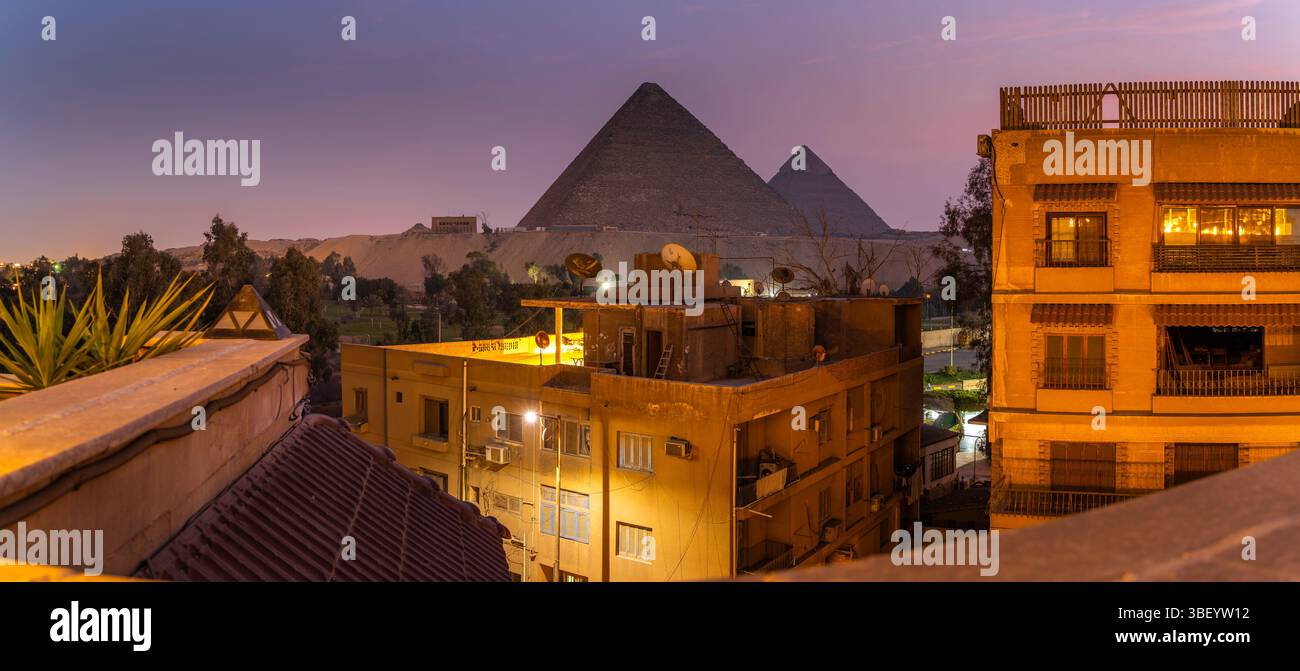 Vue des pyramides de Gizeh depuis la terrasse sur le toit au crépuscule, Gizeh, le Caire, Egypte, Afrique Banque D'Images