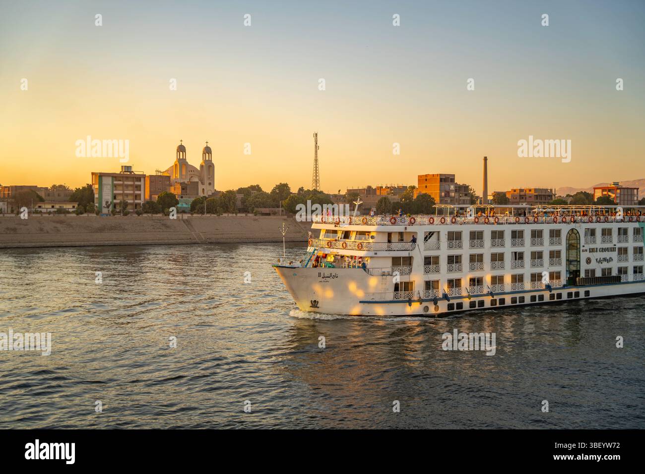 Vue des bateaux de croisière depuis le bateau de croisière près d'Esna sur le fleuve Nil au coucher du soleil, Esna, Egypte, Afrique Banque D'Images