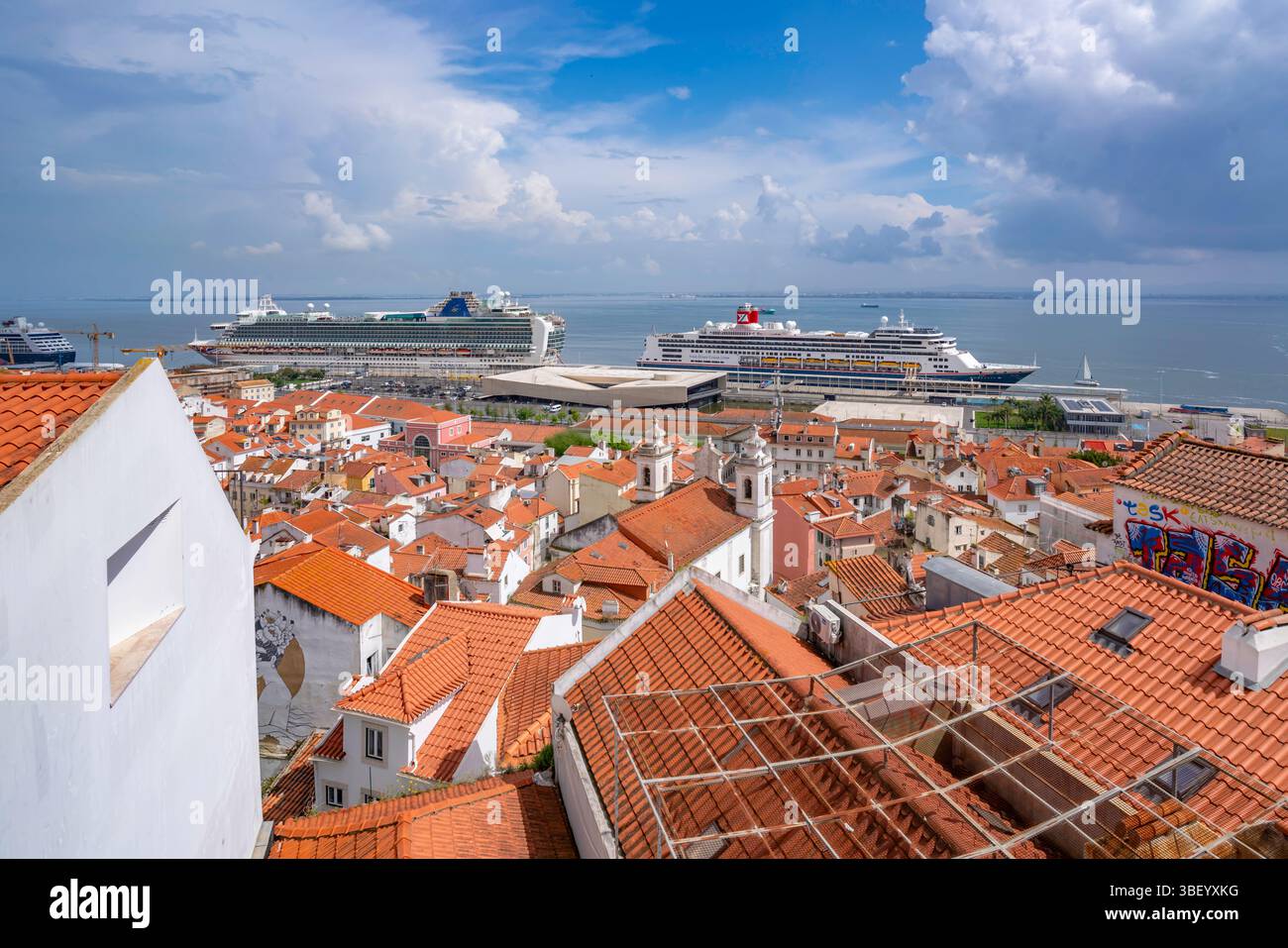 Vue des bateaux de croisière dans le port et les toits en terrakotta à Alfama, Alfama District, Lisbonne, Portugal, Europe Banque D'Images