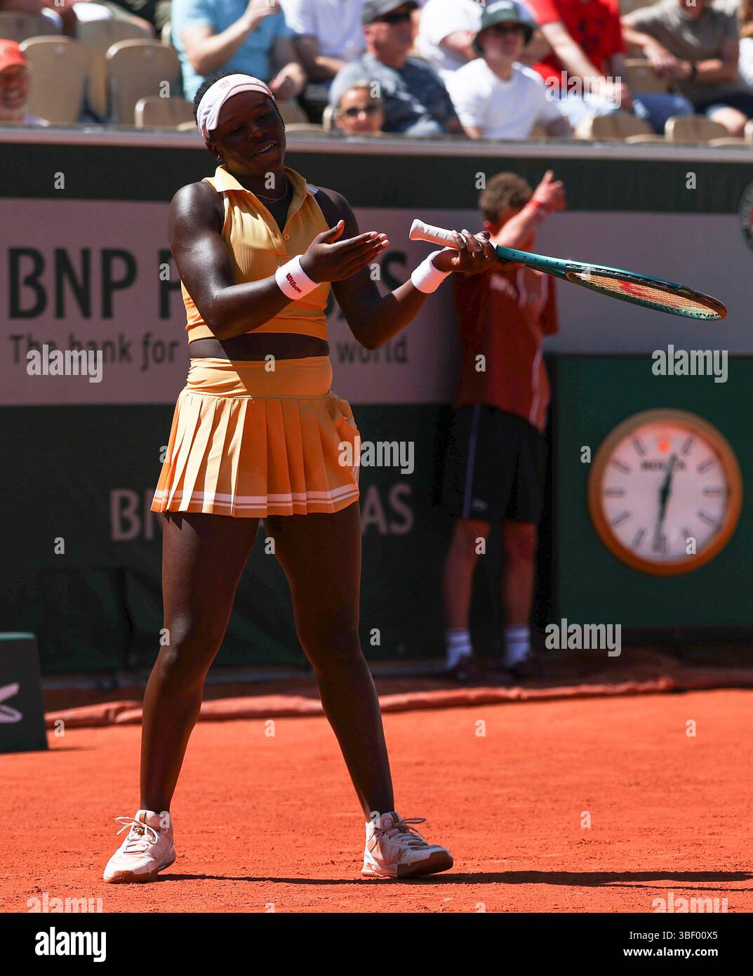 Paris, France. 30 mai 2025. Victoria Mboko réagit lors du match en simple féminin de 3e ronde entre Zheng Qinwen, de Chine, et Victoria Mboko, du Canada, à l'Open de France de tennis à Roland Garros, Paris, France, le 30 mai 2025. Crédit : Gao Jing/Xinhua/Alamy Live News Banque D'Images