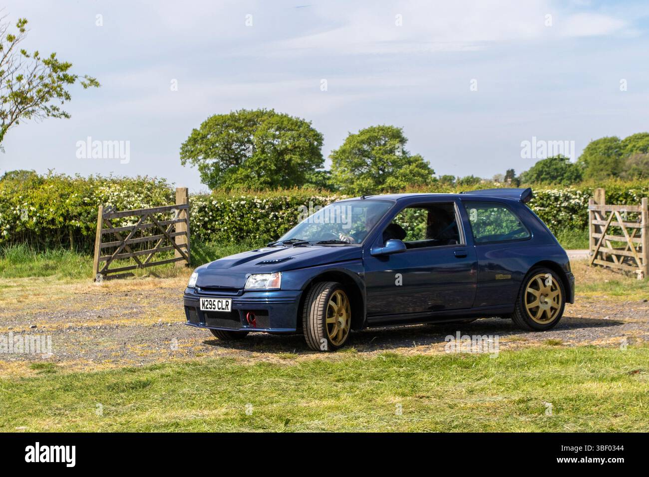 1995 années 90 Bleu Renault Clio Williams 2 car Hatchback essence 1998 cc, édition limitée, années 90 Hot Hatch, moteur 2,0 litres 16 soupapes ; Wheels Up North, événement de culture automobile, classique modifié, événement de voitures de sport et de supervoitures 2025, Longridge, Angleterre, Royaume-Uni Banque D'Images