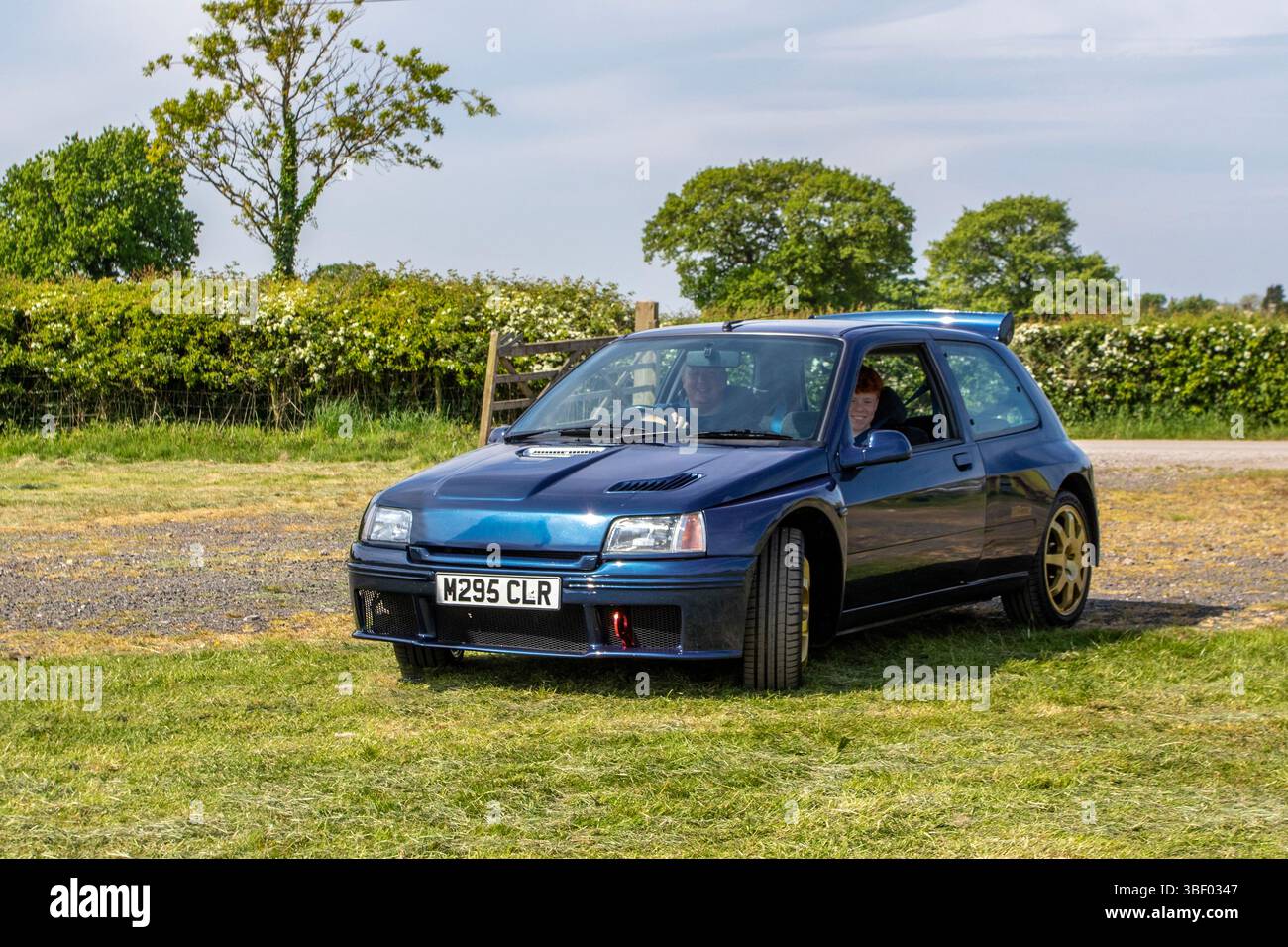 1995 années 90 Bleu Renault Clio Williams 2 car Hatchback essence 1998 cc, édition limitée, années 90 Hot Hatch, moteur 2,0 litres 16 soupapes ; Wheels Up North, événement de culture automobile, classique modifié, événement de voitures de sport et de supervoitures 2025, Longridge, Angleterre, Royaume-Uni Banque D'Images