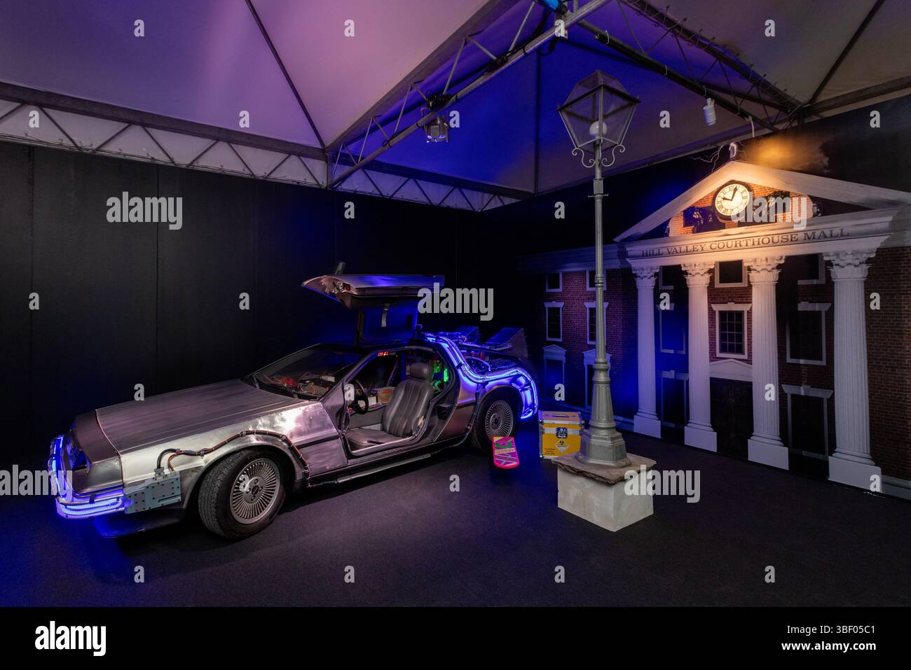 MILAN, ITALIE - 02 MAI : DeLorean DMC-12 lors de l'avant-première de presse 'Back in Time - The Exhibition' exposition mondiale de la collection 'Back to the future' Banque D'Images