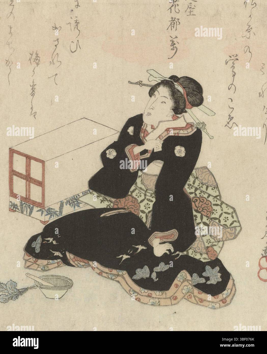 Japon, Watamori, Yamato, Japon, Sadafusa, Utagawa, femme assise près d'une cage à oiseaux, Une femme dans un kimono noir est assise près d'un jack avec des légumes à côté. Il y a une cage à oiseaux sur sa droite. Elle prépare probablement de la nourriture pour le Rossignol dans la cage. Avec un poème., estampe, surimono, estampes, Japon (collection), hauteur 198 mm, largeur 183 mm, japonais, imprimeur, 1826 - 1829, premier quart du xixe siècle, papier, gravure sur bois couleur, 1795 - 1849, poète Banque D'Images