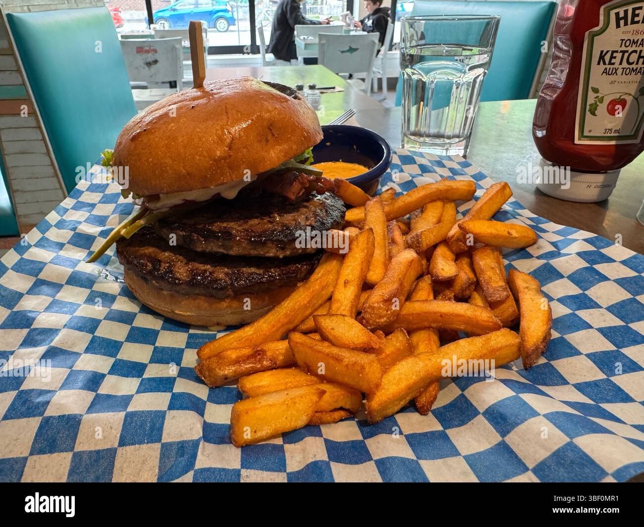 Hamburger de bœuf double avec frites servi dans un cadre rétro Banque D'Images