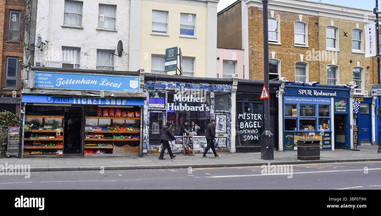 Une vue de Tottenham High Road dans le nord de Londres avec des magasins et des cafés, Angleterre, Royaume-Uni Banque D'Images