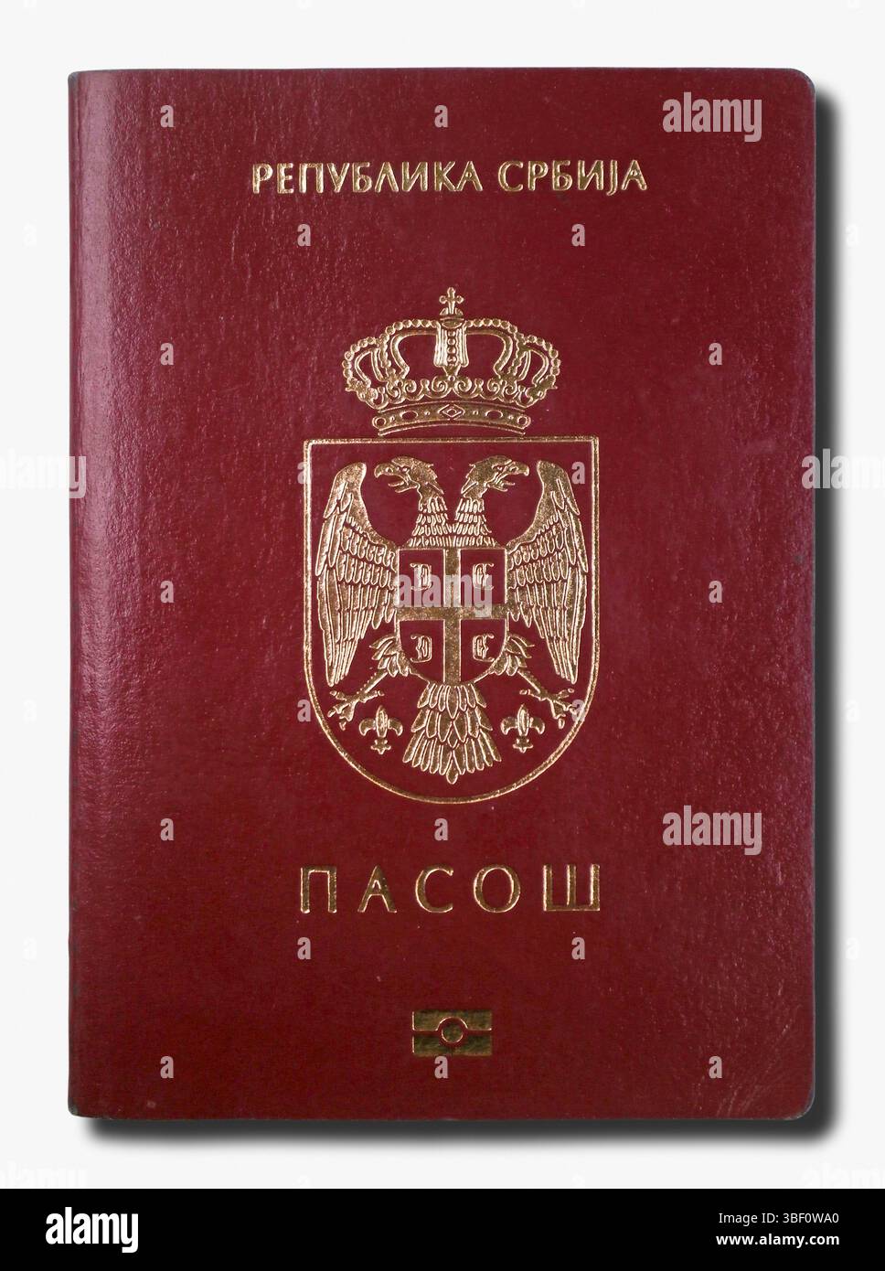 Gros plan sur un passeport serbe isolé sur fond blanc. Banque D'Images