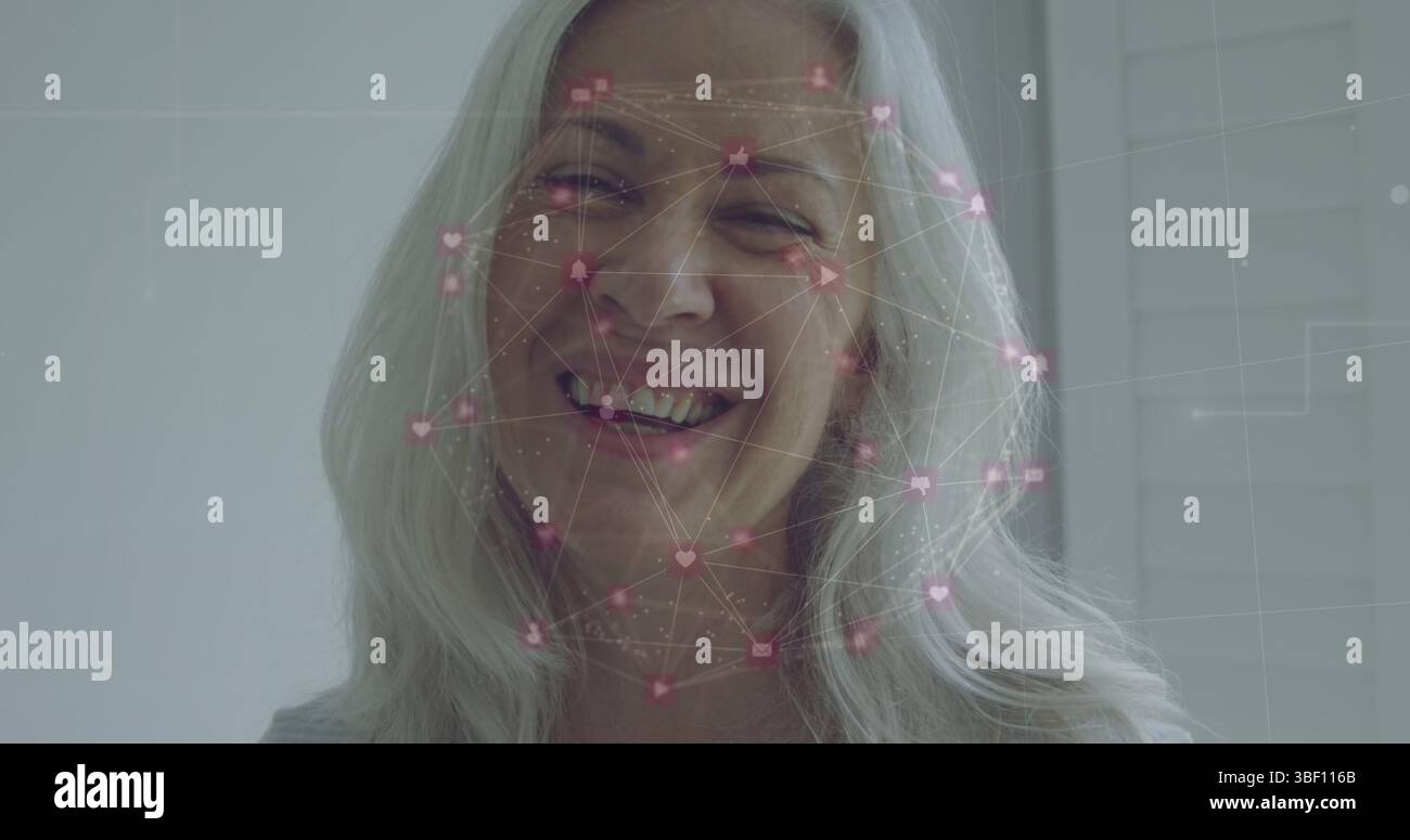 Image du traitement des données sur une femme caucasienne senior souriante Banque D'Images