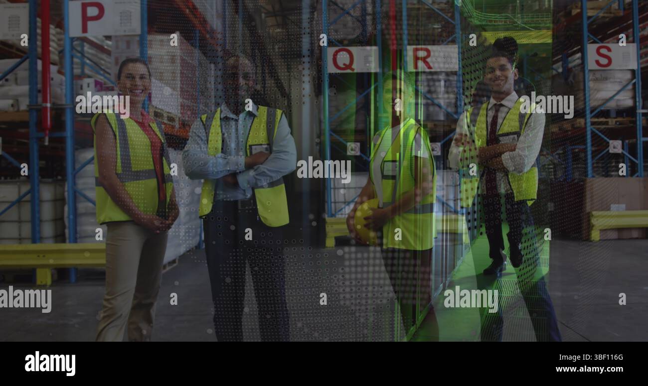 Image du traitement des données financières sur un groupe diversifié d'employés d'entrepôt Banque D'Images